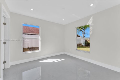 House in Miami, Florida 4 bedrooms, 123.19 sq.m. № 1949933 - photo 24