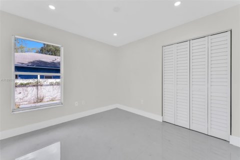 House in Miami, Florida 4 bedrooms, 123.19 sq.m. № 1949933 - photo 17