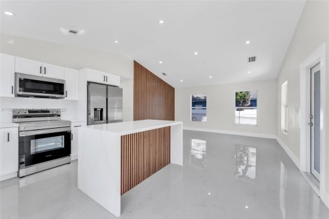 House in Miami, Florida 4 bedrooms, 123.19 sq.m. № 1949933 - photo 9