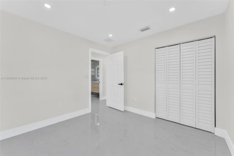 House in Miami, Florida 4 bedrooms, 123.19 sq.m. № 1949933 - photo 14