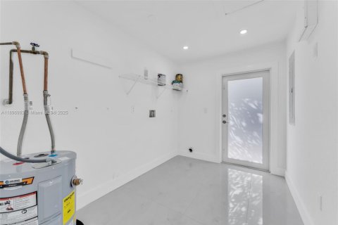 House in Miami, Florida 4 bedrooms, 123.19 sq.m. № 1949933 - photo 12
