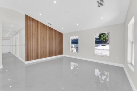 House in Miami, Florida 4 bedrooms, 123.19 sq.m. № 1949933 - photo 10