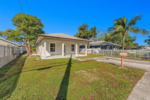 House in Miami, Florida 4 bedrooms, 123.19 sq.m. № 1949933 - photo 3