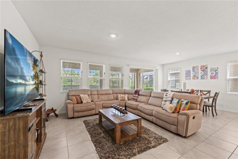 House in Davenport, Florida 7 bedrooms, 336.86 sq.m. № 1643213 - photo 10