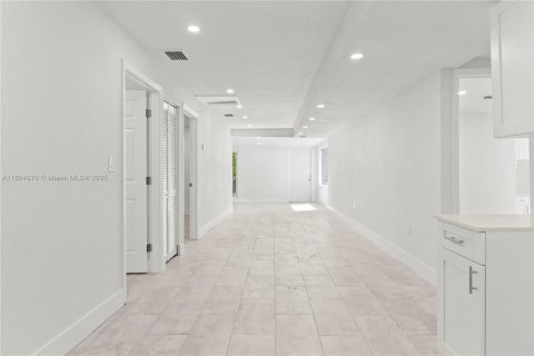 Villa ou maison à vendre à Miami, Floride: 4 chambres, 152.17 m2 № 1701020 - photo 15