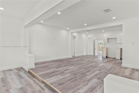 Villa ou maison à vendre à Miami, Floride: 4 chambres, 152.17 m2 № 1701020 - photo 24