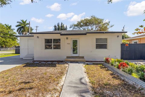 Villa ou maison à vendre à Miami, Floride: 4 chambres, 152.17 m2 № 1701020 - photo 2