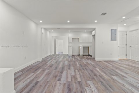 Villa ou maison à vendre à Miami, Floride: 4 chambres, 152.17 m2 № 1701020 - photo 21