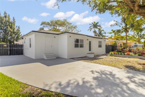 Villa ou maison à vendre à Miami, Floride: 4 chambres, 152.17 m2 № 1701020 - photo 17