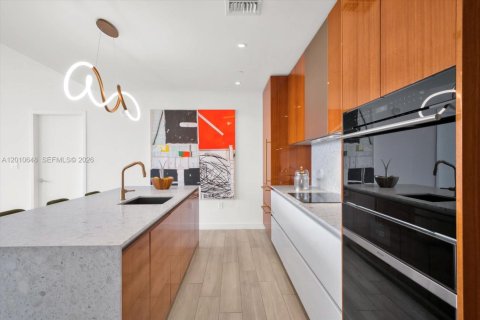 Condominio en venta en Miami, Florida, 2 dormitorios, 121.7 m2 № 2075713 - foto 10