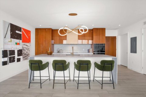 Condominio en venta en Miami, Florida, 2 dormitorios, 121.7 m2 № 2075713 - foto 2