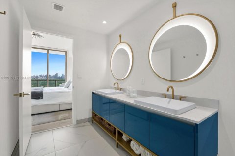 Condominio en venta en Miami, Florida, 2 dormitorios, 121.7 m2 № 2075713 - foto 12