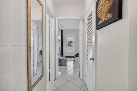 Condominio en venta en Hallandale Beach, Florida, 1 dormitorio, 58.06 m2 № 1990943 - foto 11