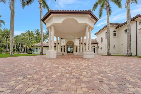 House in Weston, Florida 7 bedrooms, 704.38 sq.m. № 2184292