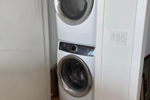 Condo in Miami Beach, Florida, 1 bedroom  № 2041851 - photo 18