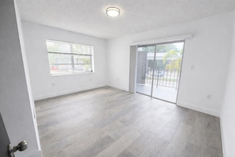 Снять в аренду квартиру в Майами, Флорида 3 комнаты, 74.32м2, № 2147105 - фото 2