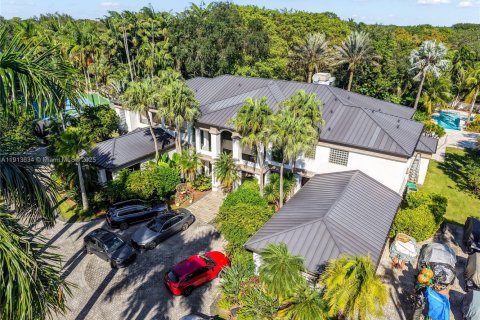 House in Pinecrest, Florida 7 bedrooms, 993.03 sq.m. № 1968897 - photo 12
