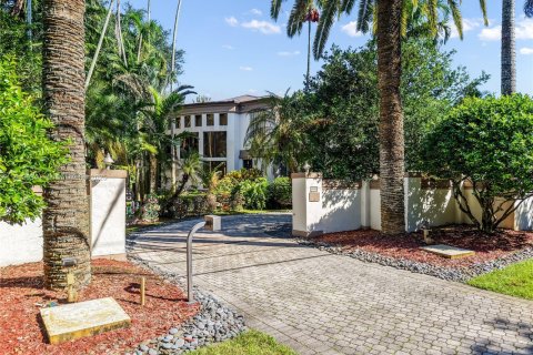 House in Pinecrest, Florida 7 bedrooms, 993.03 sq.m. № 1968897 - photo 15