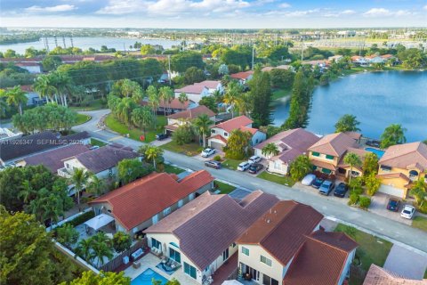 Casa en venta en Miami, Florida, 4 dormitorios, 183.39 m2 № 1985906 - foto 9