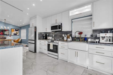 Casa en venta en Miami, Florida, 4 dormitorios, 183.39 m2 № 1985906 - foto 18