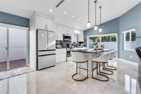 Casa en venta en Miami, Florida, 4 dormitorios, 183.39 m2 № 1985906 - foto 16