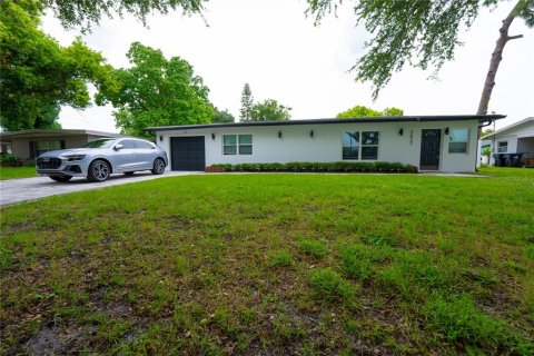 House in Winter Park, Florida 4 bedrooms, 162.11 sq.m. № 2299935