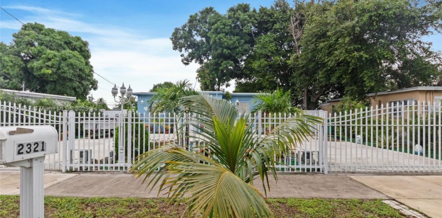 Дом в Майами-Гарденс, Флорида 2 спальни, 61.5м2 № 1948249