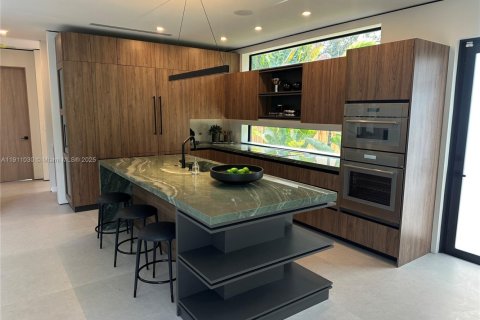 Villa ou maison à louer à Biscayne Park, Floride: 5 chambres, 351.45 m2 № 1967187 - photo 11