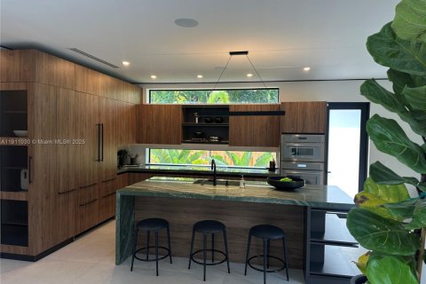 Villa ou maison à louer à Biscayne Park, Floride: 5 chambres, 351.45 m2 № 1967187 - photo 10