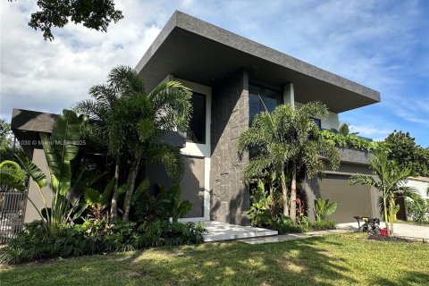 Villa ou maison à louer à Biscayne Park, Floride: 5 chambres, 351.45 m2 № 1967187 - photo 1
