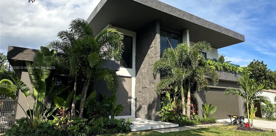 Villa ou maison à Biscayne Park, Floride 5 chambres, 351.45 m2 № 1967187