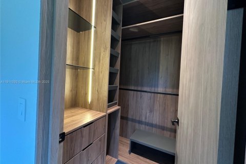 Villa ou maison à louer à Biscayne Park, Floride: 5 chambres, 351.45 m2 № 1967187 - photo 18