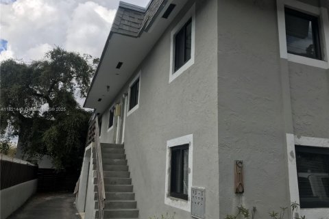 Condominio en alquiler en Miami, Florida, 2 dormitorios, 276.48 m2 № 1782056 - foto 1