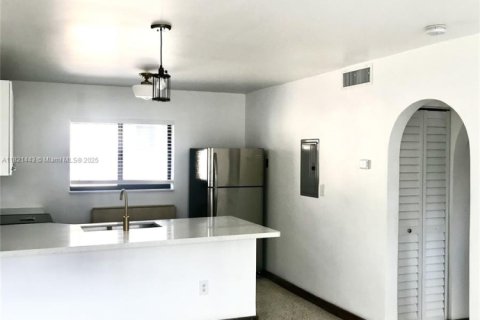 Condominio en alquiler en Miami, Florida, 2 dormitorios, 276.48 m2 № 1782056 - foto 2