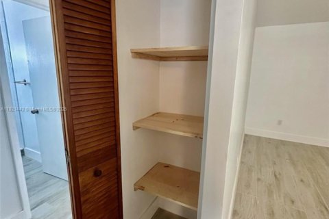 Condominio en alquiler en Miami, Florida, 2 dormitorios, 276.48 m2 № 1782056 - foto 6