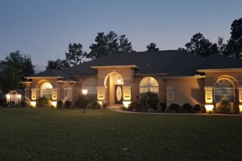 House in Ocala, Florida 3 bedrooms, 271.37 sq.m. № 758059 - photo 1
