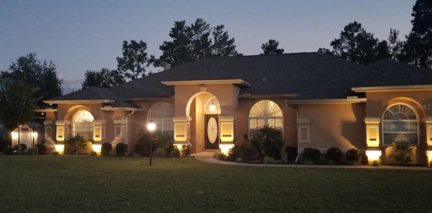 House in Ocala, Florida 3 bedrooms, 271.37 sq.m. № 758059