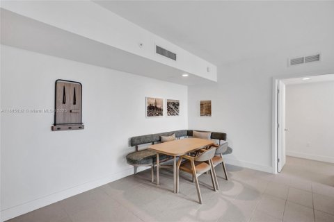 Condo in Miami, Florida, 2 bedrooms  № 1946835 - photo 14