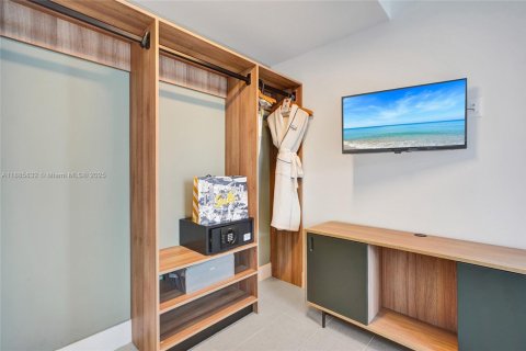 Condo in Miami, Florida, 2 bedrooms  № 1946835 - photo 21