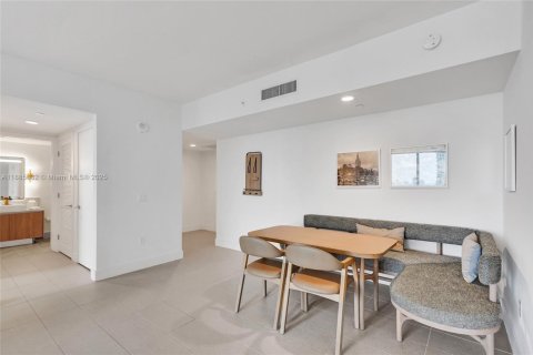 Condo in Miami, Florida, 2 bedrooms  № 1946835 - photo 15