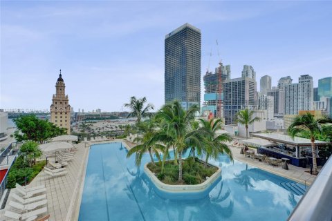 Condo in Miami, Florida, 2 bedrooms  № 1946835 - photo 1