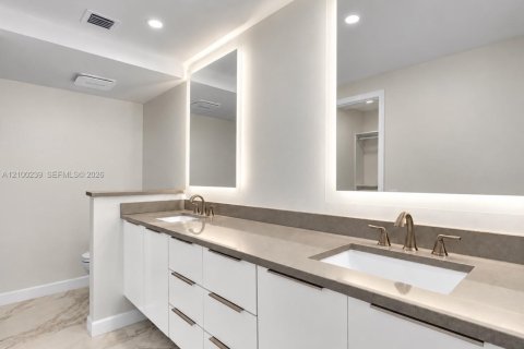 Condo in Fort Lauderdale, Florida, 2 bedrooms № 2403808 - photo 13