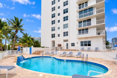 Condo in Fort Lauderdale, Florida, 2 bedrooms № 2403808 - photo 2