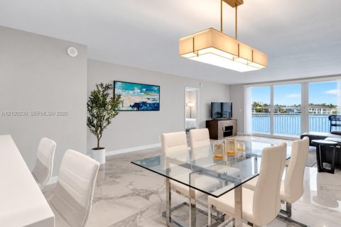 Condo in Fort Lauderdale, Florida, 2 bedrooms № 2403808 - photo 8