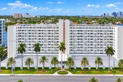 Condo in Fort Lauderdale, Florida, 2 bedrooms № 2403808 - photo 4
