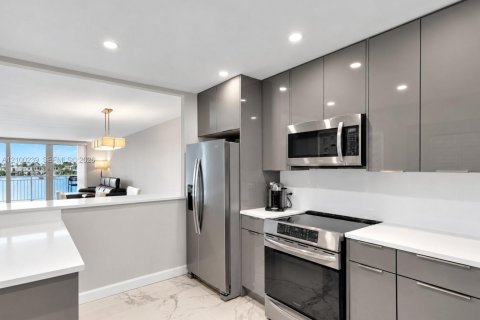 Condo in Fort Lauderdale, Florida, 2 bedrooms № 2403808 - photo 5