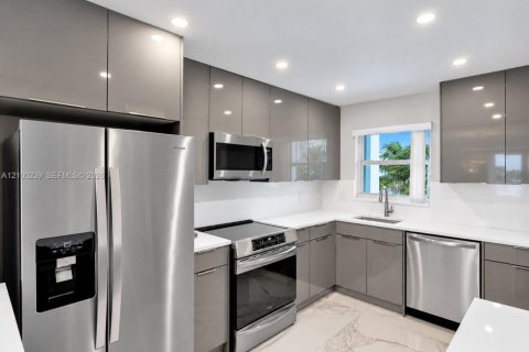 Condo in Fort Lauderdale, Florida, 2 bedrooms № 2403808 - photo 6