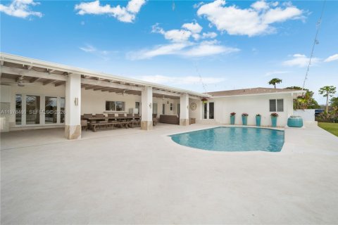 House in Miami, Florida 6 bedrooms, 368.73 sq.m. № 2043967 - photo 18