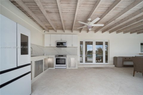 House in Miami, Florida 6 bedrooms, 368.73 sq.m. № 2043967 - photo 30