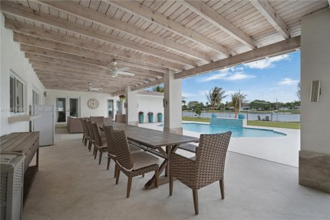 House in Miami, Florida 6 bedrooms, 368.73 sq.m. № 2043967 - photo 27